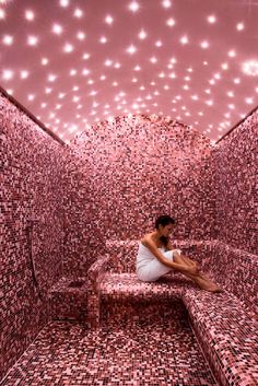 Pink Tiled Spa in Dolce La Hulpe Brussels Tout Rose, Glitter Rosa, Hotel Plan, I Believe In Pink, Pink Tiles, Salon Interior Design, Steam Room, Wellness Spa, Luxury Spa