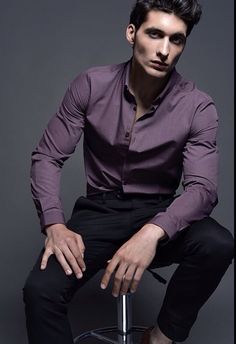 Combinación de camisa púrpura y pantalon clásico negro. Business Casual Attire For Men, Stylish Shirts Men, Mens Smart Casual Outfits, Shirt Outfit Men, Casual Office Wear, Conversion Rate Optimization, Formal Men Outfit, Classy Outfits Men