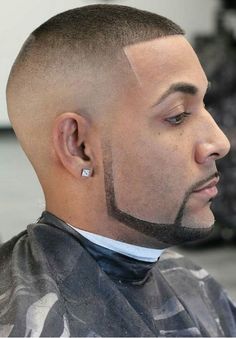 Similar to shadow fade for guys with thinning hair, the Southside fade also has a variation that works for thin hair. Here, you can display an attractive style confidently even though the bald top fade. Check more men`s hairstyle ideas. Side Taper Fade, High Bald Fade, Shadow Fade, Low Cut Hairstyles, Mohawk For Men, Fade Haircut Curly Hair