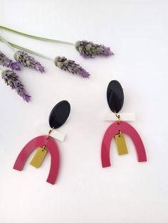 Do you fancy something striking but super light and versatile at the same time?  Well, these are your earrings! Black, white, pink and mustard geometric parts with much movement, that you will love wearing for special occasions and on a daily basis. Earrings designed and manufactured by owner.   Hook with nut and gold-plated stainless steel skewer.  The nut is made of silicone with a gold-plated steel backing ring, very comfortable, beautiful, and safe. At LAPÁN LAPÁN we produce everything we do locally in Sevilla.  All designs are our own and mounting is handmade also in Sevilla, under fair working conditions. Pink Plastic Drop Earrings, Modern Pink Dangle Earrings, Pink And Mustard, Turban Style, Earrings Black, Black White Pink, Geometric Earrings, Designer Earrings, Earrings For Women