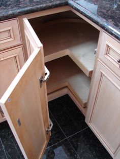 an open cabinet in a kitchen next to a counter top with the words puerta esqunera de pantry doble hoja