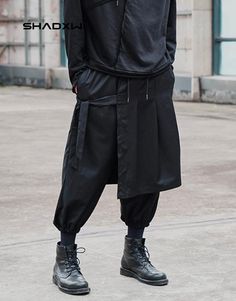 Design: Techwear, Ninja Techwear, Cyberpunk, Military, Futuristic Technical pants: This techwear pants is the perfect garment to complete your Techwear outfit. Suitable for men and women Premium quality: Reinforced seams, comfortable to wear, soft touch Materials: Polyester Machine washable: 30 °C (86 °F) FREE shipping Size(cm) Waist (cm) Waist (in) Length (cm) Length (in) S 78 30.71 88 34.57 M 82 32.28 89 35.04 L 86 33.86 90 35.51 XL 90 35.43 91 35.98 XXL 94 37.01 92 36.46 3XL 98 38.58 93 36.93 Techwear Skirt, Style Of Pants, Sarouel Pants, Hakama Pants, Techwear Pants, Skirt Streetwear, Black Harem Pants, Trousers Men, Pants Details