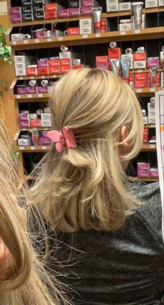 butterfly clip Butterfly Clip Short Hair, Butterfly Haircut In A Ponytail, Butterfly Clips Hairstyles Short Hair, Shoulder Length Butterfly Cut, Butterfly Clip Hairstyles, Butterfly Clips Hairstyles, Straightened Hairstyles, Cute Hairstyles Shoulder Length, Short Light Brown Hair