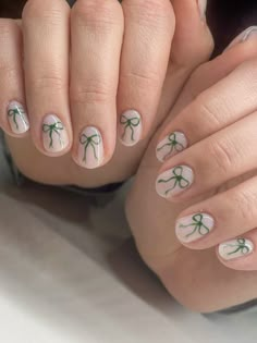 Bow nails Christmas nails Christmas Bow Nails Green, Nail Designs For Stubby Nails, Green Christmas Nails With Bow, Short Nails Bow Design, Bows On Nails Nailart, Preppy Green Nails, Green Nails With Bow, Nails With Bows Christmas, Funky Toe Nail Designs