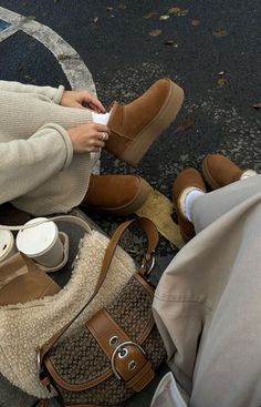 Romanticizing Fall, Going Out Outfits Casual, Dinner Outfit Summer, Amsterdam Outfit, Dinner Outfit Fall, Uggs Outfits, Outfit With Uggs, Cute Thanksgiving Outfits, Estilo Indie