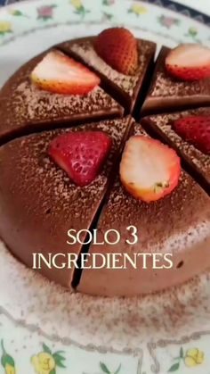 a chocolate cake with strawberries on top and the words solo 3 ingredientes in spanish