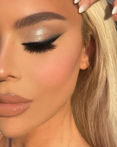 Machiaj Smokey Eyes, Gold Eyeshadow Looks, Makeup Cantik, Ball Makeup, Maquillage On Fleek, Prom Eye Makeup, Prom Makeup Looks, Formal Makeup, Smink Inspiration