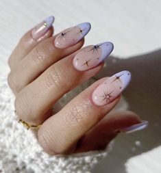 Si vous êtes passionné par le nail art et suivez les tendances actuelles, les ongles ovales sont probablement vos meilleurs alliés. Appréciés par les icônes de la mode et les célébrités, leur forme élégante et polyvalente s’adapte à une multitude de designs, en faisant le choix parfait pour celles qui souhaitent ajouter une touche chic à leurs mains. Découvrez 40 idées les plus tendances en 2024. Sun Set Nails, Purple Star Nails, Moon Nail Designs, Purple And Gold Nails, Purple Wedding Nails, Celestial Nails, Texas Nails, Colorful Nails