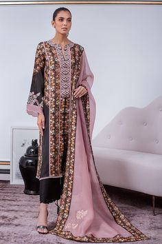 This charcoal khaddi silk kurta with bold printed florals has embroidery touching on the sleeves and neckline. The matching scalloped raw silk culottes ooze drama and sophistication. It is paired with a blush pink organza dupatta with embroidered floral motifs and a matching printed border. Punjabi Fashion Suits Boutiques, Christmas Party Outfit Work, Printed Dresses Fashion, Punjabi Suit Boutique, Maharani Designer Boutique, Girls Night Outfit, Punjabi Fashion, Silk Suits, Punjabi Outfits