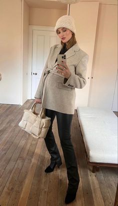 Pregnant Outfit, Pregnancy Fashion Winter, Rosie Huntington Whiteley Style, Rosie Hw, Winter Maternity Outfits, Winter Maternity