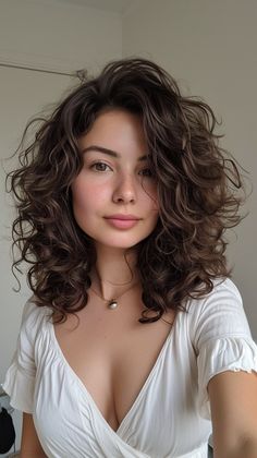 Step into style with 12 haircuts that are perfectly tailored to complement and enhance the appeal of round faces. Haircuts For Wavy Hair, Haircuts For Curly Hair, Short Wavy Hair