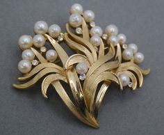 A perfect addition to any jewelry collection, this brooch is sure to make a statement. #VintageFashion #TrifariJewelry #PearlBrooch #RhinestoneEmbellishment #SeaweedBrooch 😍💎🌊 #Rhinestone #Brooch #Trifari #Pearl #Leaf #Women #Fashion #eBay #eBayStore #eBaySeller Trifari Jewelry, Vintage Rhinestone Jewelry, Vintage Trifari, Pearl Brooch, Rhinestone Jewelry, Vintage Brooch, Vintage Rhinestone, Pin Brooch, Vintage Brooches