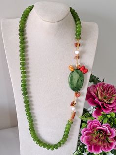 Necklace made with 14 mm hand-knotted green peridot hard stones, prickly pear in Caltagirone ceramic made and painted by hand, with 22 kt gold leaf applications, 6 cm size, white pearls and Mediterranean red coral, length 70 cm. Accessory Ideas, Ceramic Necklace, Green Pearls, Bib Necklaces, Prickly Pear, Green Peridot, Morning Messages, Red Coral, Gold Leaf