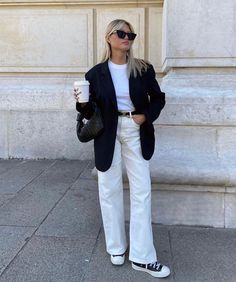 White Jeans Winter, White Wide Leg Jeans, Off White Jeans, Wide Leg Jeans Outfit, White Jeans Outfit, Scandinavian Fashion, Business Casual Outfits For Work