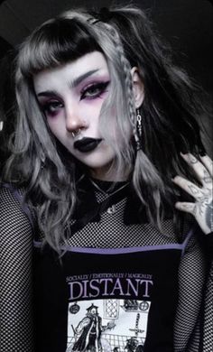 #gothic #makeupaddict #eyeshadow Blonde Goth, Black And Grey Hair, Gothic Hairstyles, Skater Aesthetic, Peinados Fáciles Para Cabello Corto, R P