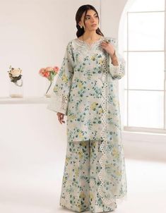 Kameez Designs, Simple Pakistani Dresses, Designer Dresses Casual, Stylish Dress Book, Designs For Dresses, Modest Fashion Outfits, Print Chiffon, Pakistani Fashion