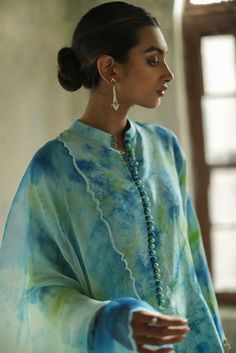 Boutique Fashion, Kaftan Designs, Neck Designs For Suits, Suits Design, Eid Outfits, Beautiful Pakistani Dresses, Salwar Kamiz, Boutique Dress Designs, Suit Designs