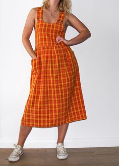 sweet and fun checked pocket dress for summer. perfect vintage quality. the item is hand-picked, one and only, not new. dress is not stretchy at all. for your reference, model wears size S/M, is 175 cm tall and 62 kg weight, usually wears UK size 10-12, bust size 75B I suggest this dress for lady, who wears size XS or S, or have small bust, because for the model's bust it is quite tight. Sleeveless Plaid Dress With Pockets, Summer Gingham Dresses With Pockets, Summer Plaid Dresses With Pockets, Vintage Summer Dress, Red Summer Dresses, Robes Vintage, Vintage Summer Dresses, Dress Bohemian, Check Dress