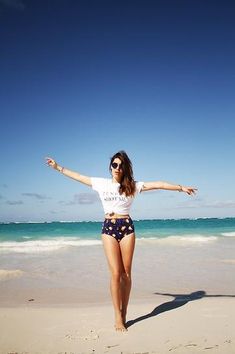 I really like the printed t-shirt tied in a knot over a bikini. Lovely casual beach style and protects those shoulders from burning. Sommer Strand Outfit, Beach Pink, Beachwear Collection, Unique Beach, Beach Wears, Photo Instagram, Vacation Outfits, One Piece Swimwear, Mode Style