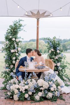 Sweetheart wedding table with blue and white hydrangeas. Sweetheart Table Blue, Blue And White Floral Arrangements, Brides Table Decorations, Hydrangea Arrangements Wedding, Sweetheart Table Flowers, Bride And Groom Table, Brides Table, Blue Hydrangea Wedding, White Floral Arrangements