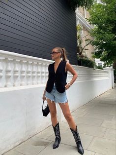 50+ Country Outfits That Attract Compliments Like a Magnet 2024 Country Concert Outfits, Outfit Botas, Looks Country, Nashville Outfits, Rodeo Outfits, Blazer Outfit, Cowboy Outfits, Country Concert Outfit, Looks Black