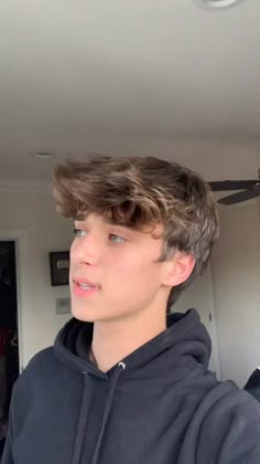 Teenage Guys Hairstyles, American Boy Hairstyle, Frat Boy Haircut, Tik Tok Haircut, Teenage Boys Hair Cuts, American Boys Style, Tiktok Boy Hair, Tiktok Boy Haircut, Teenage Boys Haircut Long On Top