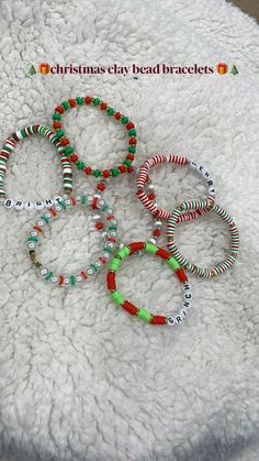 Braclets Ideas Beaded Christmas, Christmas Braclets Ideas Clay Beads, Christmas Braslet Ideas, Aesthetic Fall Bracelet Ideas, What To Do With Clay Beads, Winter Bracelets Clay Beads, Bracelets Name Ideas, Christmas Diy Bracelet, Clay Beads Christmas Ideas