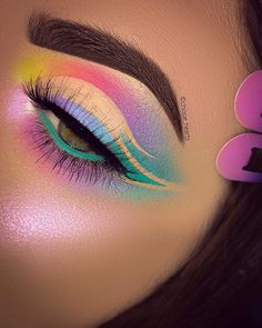 ⬅️ SWIPEEEE ⬅️ Feelin’ unoriginal af so hoppin’ on the cloud trend inspired by @enzi_rengel @nikkietutorials (idc if you’re tired of seeing… Crazy Eyeshadow, Makeup Names, Makeup History, Halloween Make-up Looks, Mekap Mata, Makeup Memes, Makeup Tumblr