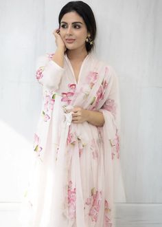 Samyukta Menon, Blouse Designs Saree, White And Pink Dress, Samyuktha Menon, Short Yellow Dress, Floral Gown Dress, Floral Lehenga, Latest Dress Design, Silk Kurta