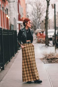 Punk Og, Plaid Maxi Skirt Outfit, Long Plaid Skirt Outfit, Wool Skirt Outfit Winter, Plaid Leggings Outfit, Wool Skirt Outfit, Plaid Outfits Fall, Capsule Style, Rockstar Fashion