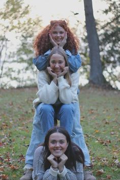 #fall #bestfriends #awkward #poses Friend Photos 3 People, 3 Best Friend Pictures Photo Shoots, Awkward Family Poses, 3 Person Poses Funny, Corny Photoshoot, Funny Poses To Do With Friends, Awkward Sibling Photoshoot Poses, Sibling Awkward Photoshoot