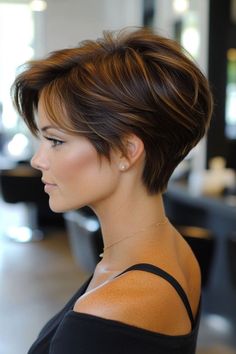 This rich, warm brown looks great pixie hairstyles. It adds warmth and vibrancy, perfect for a stylish, natural look. Pixie Hair Color Ideas, Choppy Bobs, Pixie Hair Color, Haircuts 2024, Short Shaved Hairstyles, Longer Pixie Haircut, Short Hair Pixie Cuts, Choppy Hair, Pixie Hair