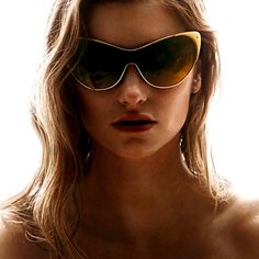 Tom Ford FT0682 Camilla Gafas de sol espejadas.
 Lente degradada lila espejada.

 Tamaño: 63-15-140.

 Almohadillas nasales ajustables.

 Hecho en Italia.

 Llega con estuche de Tom Ford, tela y tarjeta de autenticidad.

 Se vende por $455. Tom Ford Sunglasses Women, San Bartolome, Violet Grey, Ford Accessories, Tom Ford Sunglasses, Summer Sunglasses, Oversized Sunglasses, Grey Lenses, Gold Details