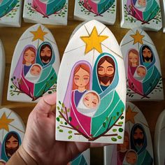 Diy Xmas Crafts To Sell, Xmas Crafts To Sell, Christmas Hike, Nativity Scene Crafts, Nativity Painting, Hand Painted Crosses, Diy Nativity, Jesus Drawings, Mexican Christmas