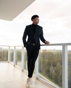 Prom Suit With Sneakers, Boys Homecoming Outfits, Graduation Outfit Ideas Men, Men Graduation Outfit, Black Prom Suits, Suits For Guys, Prom Outfits For Guys, Graduation Outfit Ideas, Homecoming Outfits For Guys