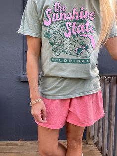 Show some love for tropical coastlines in the Sunshine State Tee. This tee will put you in a sunshine state of mind with every wear. Summer vibes all the way. State Graphic Tees, Granola Girl Summer Outfits, Granola Girl Outfits, Sunshine State Of Mind, Planet Fashion, Swimwear Store, Florida Girl, Granola Girl, Girls Summer Outfits