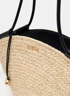 **Bolso capazo de Loewe tejido a mano para llevarlo al hombro o en la mano. Cierre de cremallera, asas superiores de piel de ternera, medallón con anagrama grabado, y detalles dorados. Hecho en España. Material: 100% rafia / piel de becerro.** Basket Handbag, Basket Small, Woven Raffia, Sneaker Jewelry, Leather Cap, Basket Bag, Beach Tote Bags, Handbag Backpack, Shoulder Handbags