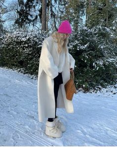 #beanie #ootd #coat #moonboots Aesthetic Fashion Design, Vanilla Outfit, Clean Girl Outfit, Zara Fall, Outfit Zara, Vanilla Girl, Comfy Outfit, Fall Inspo, Casual Sweater