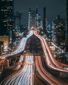 the city lights are blurry as they streak through the night time scene in this photo