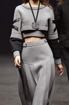 Mode Poses, Sporty Chic Style, Sport Chic Style, Pleated Long Skirt, Futuristic Fashion, Sport Chic, Cropped Sweatshirt, Looks Chic, Sporty Chic