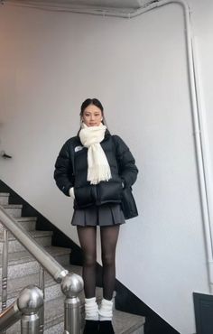 Winter Outfits Scarf Cold Weather, Winter Outfit Coquette, Blair Waldorf Winter Outfits, Blair Waldorf Aesthetic Style, Fem Winter Outfits, Feminine Winter Outfits Girly, Blair Waldorf Aesthetic Outfit, Winter Outfits Coquette, Earmuffs Outfit