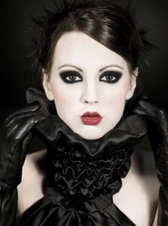 Gothic Make Up, Trucco Glam, Geek Outfit, Hair And Makeup Ideas, Maquillage Halloween Simple, Dark Eye Makeup