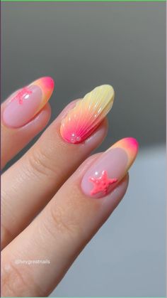 Beach Aura, Gold Glitter French Tips, Nails Almond Medium, Tropical Nail Art, Press On Nails Almond, Beach Nail Designs, Beachy Nails, Glitter French Tips, Aura Nails