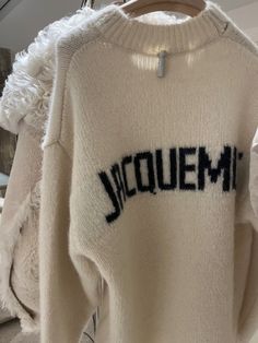 Cream knit autumn and winter jumper outfit ideas. - autumn fits 2023 Jumpers Outfit, Knitted Jumper Outfit, Jumper Aesthetic, Le Rosey, Cream Jumper, Sarah B, Jumper Outfit, White Jumper, Autumn Fits