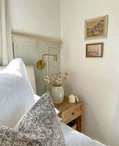 12 By 9 Bedroom Layout, Home Apartment Ideas, White Nightstand Decor Ideas, Coastal Earthy Bedroom, Small Cozy Guest Room, Small Bedroom Boho Decor, Newly Married Bedroom Ideas, Small Bedroom Wall Art, Anthropologie Bedroom Aesthetic