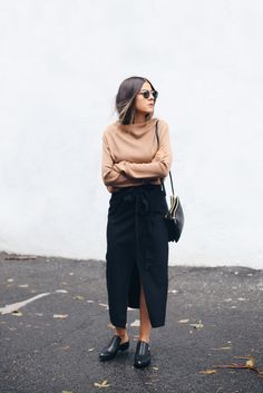 Uma daquelas composições neutras que todo mundo ama. Minimal Style Outfits, Minimal Stil, Minimalist Moda, Minimalist Street Style, Casual Chic Outfits, Easy Style, Looks Street Style, Neutral Outfit, Carrie Bradshaw