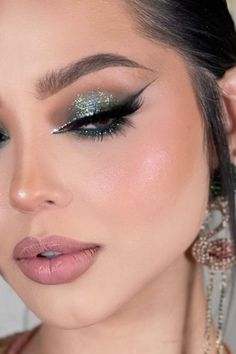 Sage Green Soft Glam Makeup, Hot Makeup Looks, Makeup Verde, Sweet Makeup, Silver Makeup, Makeup For Moms, Birthday Makeup, Soft Glam Makeup, Hot Makeup