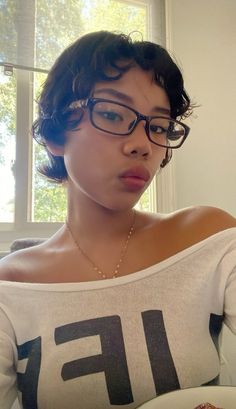 Short Short Hair Women, Aesthetic Pixie Haircut, Short Pixie Wavy Hair, Super Short Wavy Hair, Short Hair Fits, Short Hair Pixie Curly, Finger Curls Short Hair, Pixie Cut And Glasses, Short Hairstyle Round Face