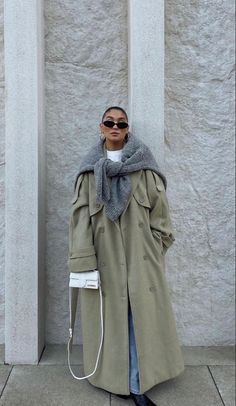 Oversized Trench Coat Outfits Casual, Streetwear Trench Coat, Trenchcoat Aesthetic, Hailey Bieber Trench Coat, Trench Coat Editorial, Chica Chola, Dinner Outfit Casual, Trench Coat Runway 2022, Latina Outfits