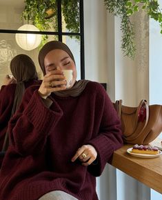 Fall Outfit Hijab, Burgundy Hijab Outfit, Hijabi Winter Outfits, Hijabi Styles, Hijabi Fits, Hijabi Outfit, Burgundy Outfit, Modesty Outfits, Cozy Coffee